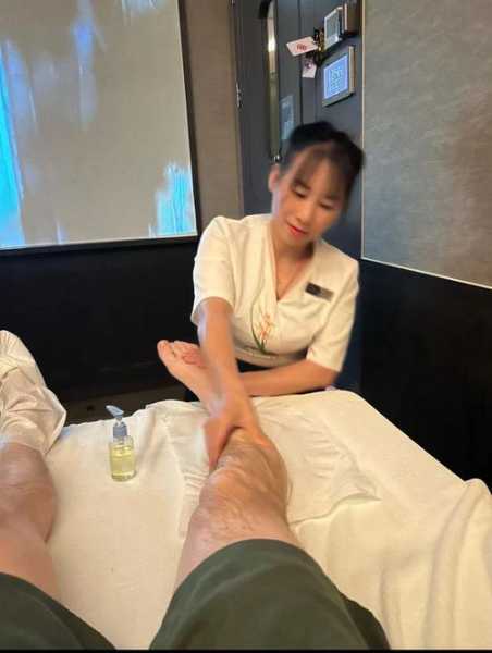 上个月去了广州高端沐足,按摩力度适中,服务周到热情!