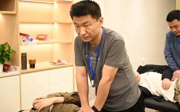 上个月去了上海浦东区周边推拿,力度合适，很舒服